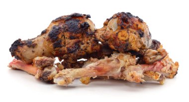 Beyaz arka planda izole edilmiş tavuk kemiği yığını..