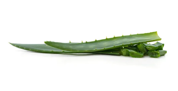 Groene Aloë Bladeren Gesneden Stukken Geïsoleerd Een Witte Achtergrond — Stockfoto