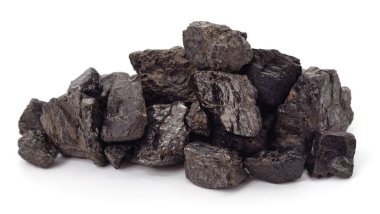 Beyaz bir arka plan üzerinde izole siyah kömür yığını.