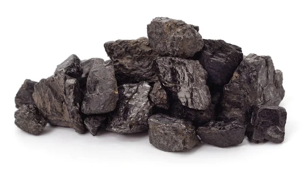 Beyaz bir arka plan üzerinde izole siyah kömür yığını.