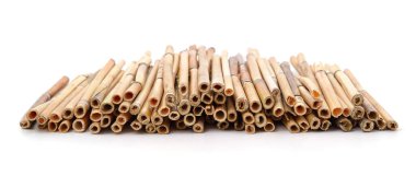 Beyaz bir arka plan üzerinde izole kuru sarı baston.