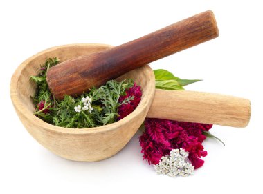 Ezilmiş kiriş ve kiriş beyaz bir arkaplanda izole edilmiş.