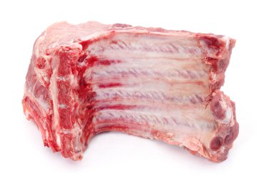 Beyaz bir arka plan üzerinde izole çiğ et pirzola.