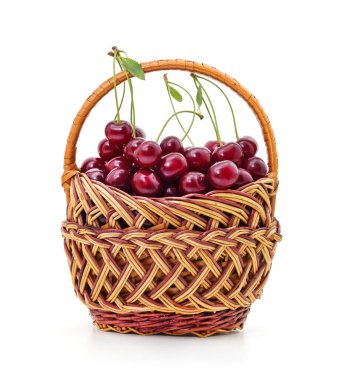 Beyaz arka planda izole edilmiş sepetteki kirazlar..