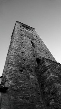 Kilisenin çan kulesi ön planda ve aşağıdan alınmış.