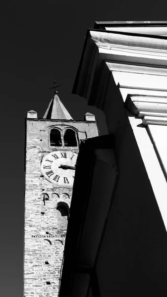 Torre Sineira Igreja Primeiro Plano Tirada Baixo — Fotografia de Stock