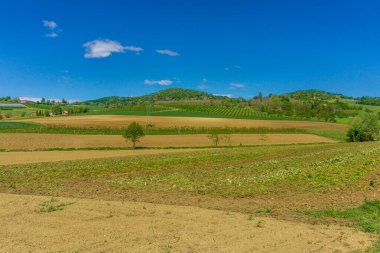 Işık bulutlu ve mavi gökyüzü altında güzel yeşil bir manzara. Arka plan gibi bulutlu gökyüzü pencereleri olan bir manzara.
