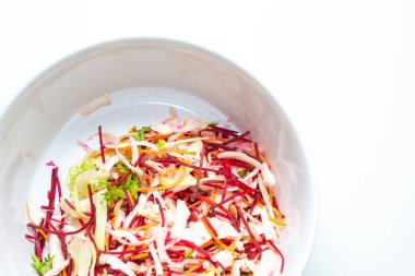 Beyaz arka planda izole edilmiş bir kasede Akdeniz salatası