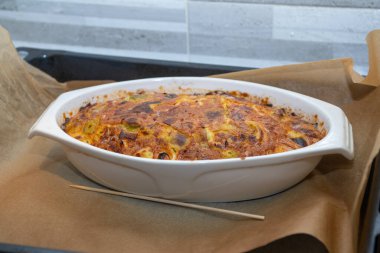 Fırına dayanıklı fırında pişmiş pırasa turtası.