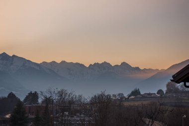 Kırsal manzara gün batımında gökyüzü mor ve kırmızı tonlarda