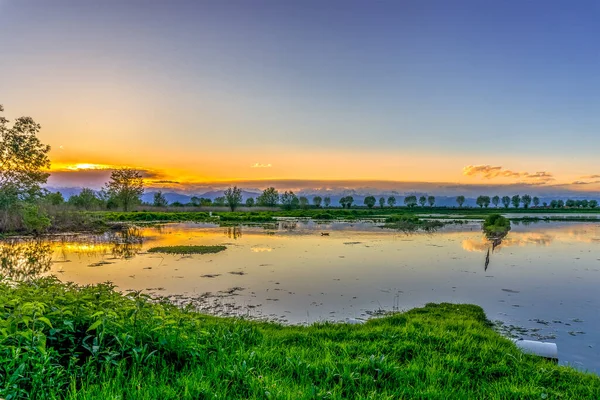 Céu Bonito Colorido Sobre Lago Pôr Sol Com Reflexão Itália — Fotografia de Stock