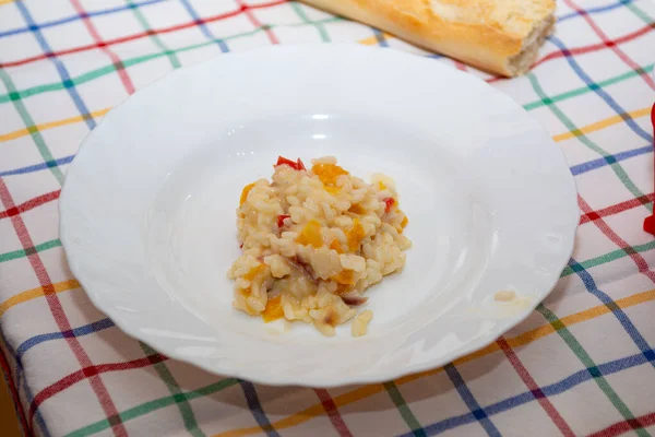 Tallrik Ris Med Gorgonzola Lök Och Paprika Bordet — Stockfoto