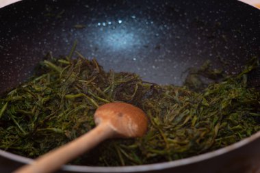 Tavada kızarmış kuşkonmaz.