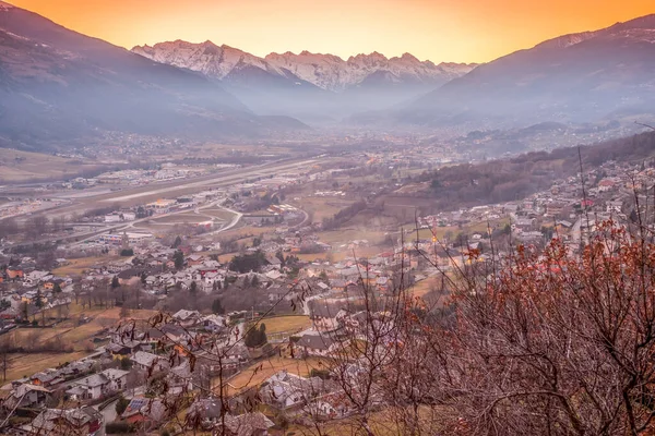 Puesta Sol Sobre Ciudad Aosta Con Montañas Nevadas Fondo Cielo — Foto de Stock