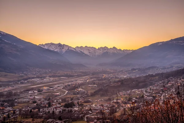 Puesta Sol Sobre Ciudad Aosta Con Montañas Nevadas Fondo Cielo — Foto de Stock