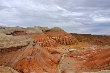 Kazakistan Orta Asya 'da bir devlettir. Ülkenin manzaraları batıdan doğuya Hazar Denizi 'nden Altai Dağları' na ve kuzeyden güneye Batı Sibirya ovalarından Orta Asya 'nın vahaları ve çöllerine kadar uzanır. 10 tane var.