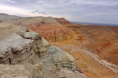 Kazakistan Orta Asya 'da bir devlettir. Ülkenin manzaraları batıdan doğuya Hazar Denizi 'nden Altai Dağları' na ve kuzeyden güneye Batı Sibirya ovalarından Orta Asya 'nın vahaları ve çöllerine kadar uzanır. 10 tane var.