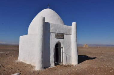 Kazakistan Orta Asya 'da bir devlettir. Ülkenin manzaraları batıdan doğuya Hazar Denizi 'nden Altai Dağları' na ve kuzeyden güneye Batı Sibirya ovalarından Orta Asya 'nın vahaları ve çöllerine kadar uzanır. 10 tane var.