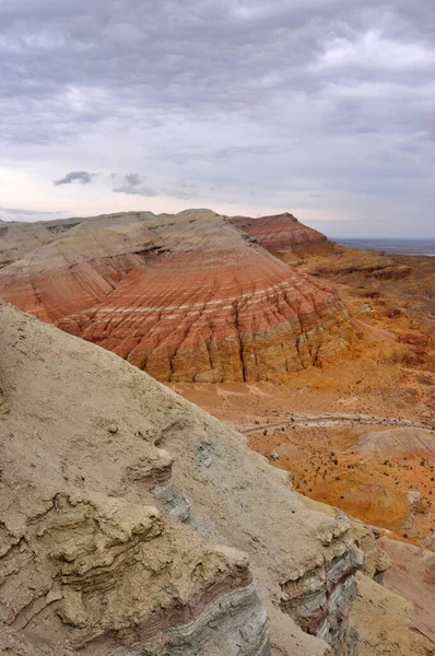 Kazakistan Orta Asya 'da bir devlettir. Ülkenin manzaraları batıdan doğuya Hazar Denizi 'nden Altai Dağları' na ve kuzeyden güneye Batı Sibirya ovalarından Orta Asya 'nın vahaları ve çöllerine kadar uzanır. 10 tane var.