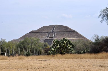 Teotihuacan - Meksika Vadisi 'nde büyük bir Kolombiya öncesi şehir, Mezoamerika' nın en büyük piramitlerine ev sahipliği yapıyor.,