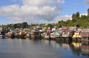 Chiloe Adası, Şili 'nin batı kıyısında, Pasifik Okyanusu' ndaki Chiloe Takımadası 'nın en büyük adasıdır..
