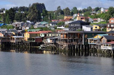 Chiloe Adası, Şili 'nin batı kıyısında, Pasifik Okyanusu' ndaki Chiloe Takımadası 'nın en büyük adasıdır..