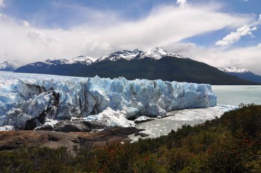 Los Glaciares National Park is located in the Southwest of Santa Cruz Province in the Argentine part of Patagonia. Los Glaciares owes its name to the numerous glaciers covering roughly half of the World Heritage property.