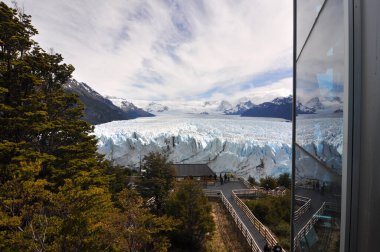 Los Glaciares National Park is located in the Southwest of Santa Cruz Province in the Argentine part of Patagonia. Los Glaciares owes its name to the numerous glaciers covering roughly half of the World Heritage property.