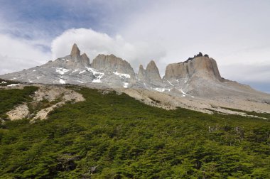 Torres del Paine Ulusal Parkı, Şili Patagonya 'nın güneyinde dağları, buzulları, gölleri ve nehirleri kapsayan ulusal bir parktır..