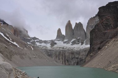Torres del Paine Ulusal Parkı, Şili Patagonya 'nın güneyinde dağları, buzulları, gölleri ve nehirleri kapsayan ulusal bir parktır..