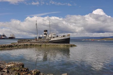 Ushuaia, Afrika kıtasında bulunan Arjantin devletinde bir şehirdir ve Tierra del Fuego eyaletinin başkentidir..