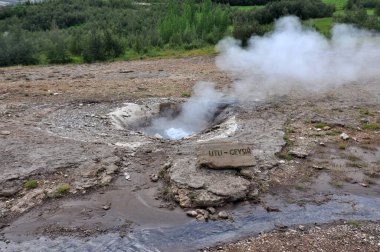 İzlanda volkanik ve jeolojik olarak aktif bir bölgedir. Yüzeyi ağırlıklı olarak kum ve lav tarlaları, dağlar ve volkanların yanı sıra buzullar, göller ve şelaleler ile kaplı platolardan oluşmaktadır..