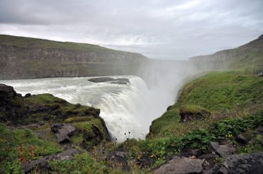 Gullfoss, İzlanda 'da adanın güneybatısındaki Hvita Nehri boğazında yer alan bir şelaledir. Gullfoss İzlanda 'nın en popüler turistik yerlerinden biridir..