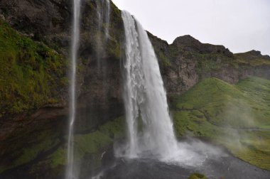 Seljalandsfoss İzlanda 'da bir şelaledir. Seljalandsfoss İzlanda 'nın Güney Bölgesi' nde, 1. Yol 'un hemen yanında. Şelale 60 metre düşüyor ve kaynağını volkan buzulu Eyjafjallajokull 'dan alan Seljalands Nehri' nin bir parçası..