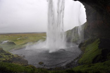 Seljalandsfoss İzlanda 'da bir şelaledir. Seljalandsfoss İzlanda 'nın Güney Bölgesi' nde, 1. Yol 'un hemen yanında. Şelale 60 metre düşüyor ve kaynağını volkan buzulu Eyjafjallajokull 'dan alan Seljalands Nehri' nin bir parçası..