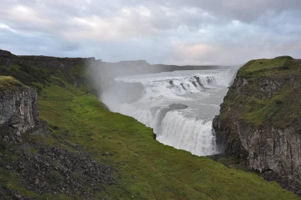 Gullfoss 아이슬란드에 폭포로 남서쪽에 협곡에 위치해 포스는 아이슬란드에서 인기있는 명소중 — 스톡 사진