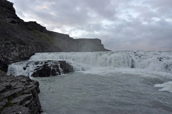 古尔福斯 Gullfoss 是冰岛的一个瀑布 位于该岛西南部的Hvita河峡谷 古尔佛斯是冰岛最受欢迎的旅游胜地之一 — 图库照片