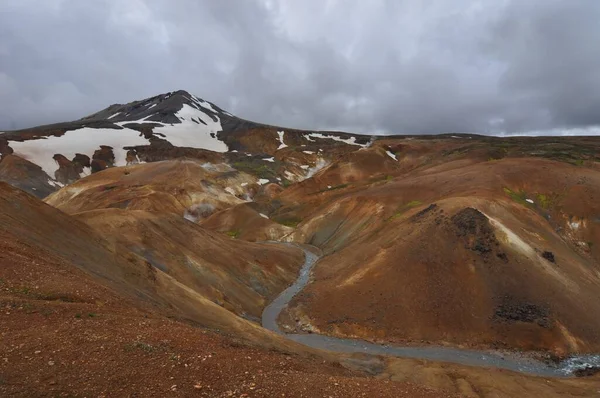 Kerlingarfjoll Kerlingarfjoll 是冰岛的一个山脉 位于冰岛高地 靠近Kjolur高地公路 该地区有许多温泉和溪流 还有红色的火山韵律 都证明了这些山脉的火山起源 — 图库照片