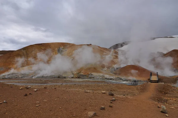 Kerlingarfjoll İzlanda 'nın Kjolur dağlık yolu yakınlarındaki İzlanda' nın dağlık kesiminde yer alan bir dağ silsilesidir. Bu dağların volkanik kökeni bölgedeki sayısız sıcak kaynak ve nehirlerin yanı sıra kırmızı volkanik rhyol ile kanıtlanmıştır.