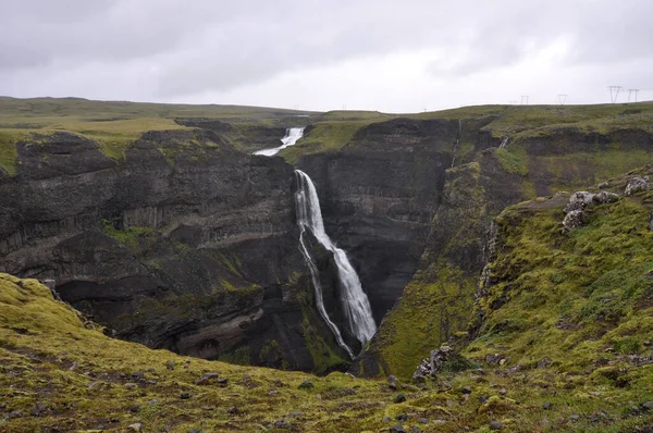 海福斯 Haifoss 是冰岛南部赫克拉火山附近的一个瀑布 瀑布奶奶就在它旁边 佛萨河从122米高的地方落下来 — 图库照片