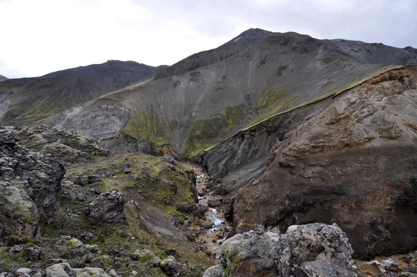 Landmannalaugar Landmannalaugar 是位于冰岛高地Fjallabak自然保护区的一个地点 它位于Laugahraun熔岩场的边缘 形成于大约1477年的一次喷发中 它以其天然地热温泉和周边土地而闻名 — 图库照片