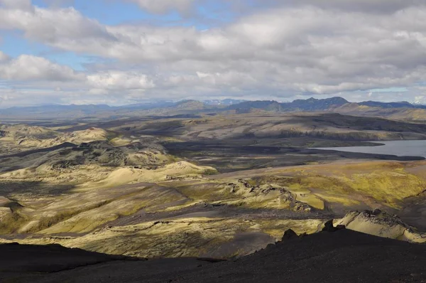 화산은 아이슬란드의 의서쪽 지역에 분출물로서 분출물에서 그리멀지 있으며 자르라는 마을에 — 스톡 사진