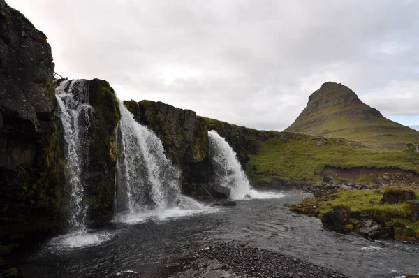 Der Kirkjufellsfoss Gehört Den Beliebtesten Wasserfällen Islands Und Liegt Der — Stockfoto