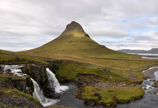 Kirkjufellsfoss 아이슬란드에서 인기있는 폭포에 속하며 아이슬란드 Grundarfifordur 근처에 — 스톡 사진