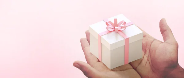 Caja Regalo Manos Sosteniendo Pequeño Regalo Envuelto Con Cinta Rosa —  Fotos de Stock