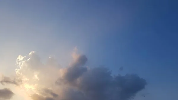 Világos Kék Gyönyörű Felhők Reggeli Napsütés Nyaralás Háttérben — Stock Fotó