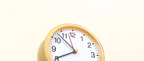 Concepto Tiempo Reloj Despertador Amarillo Mínimo Sobre Fondo Retro Concepto — Foto de Stock