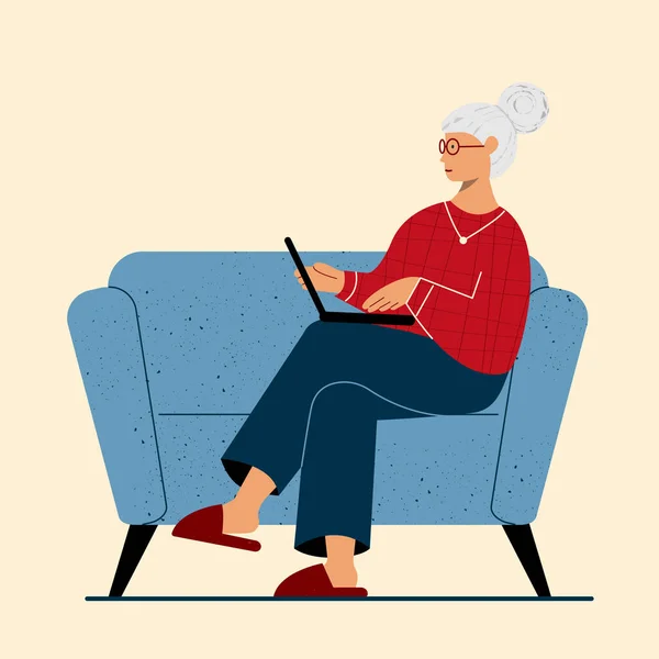 Babička s laptopem sedí doma na gauči. — Stockový vektor