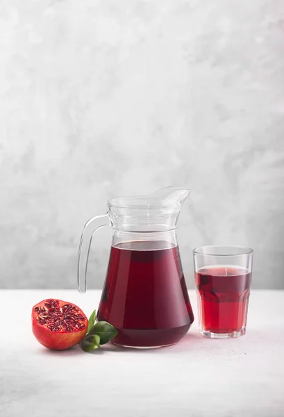 Jug Pomegranate Juice Fresh Pomegranate Fruits Gray Background Contains Vitamins — Stock Photo, Image