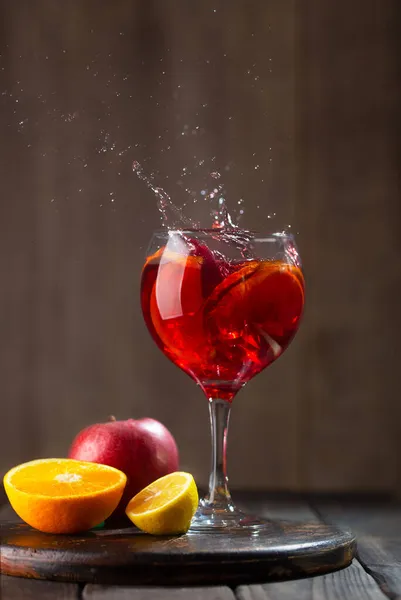 Sangria Üveg Fröccsenések Összetevők Narancs Citrom Alma Sötét Háttér — Stock Fotó